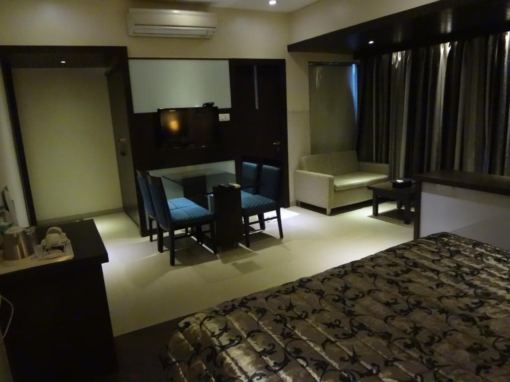 Hotel Capitol Thane Exterior foto